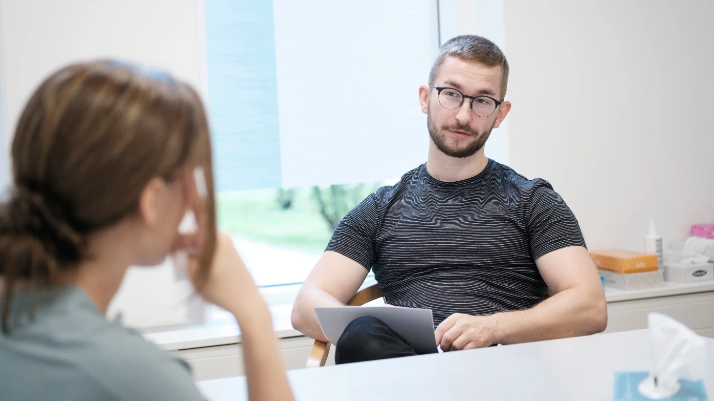 Psykolog har en samtale med en patient